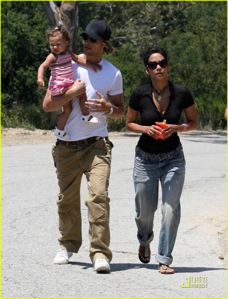 halle-out-with-her-boyfriend-gabriel-aubry-and-their-daughter-nahla 2